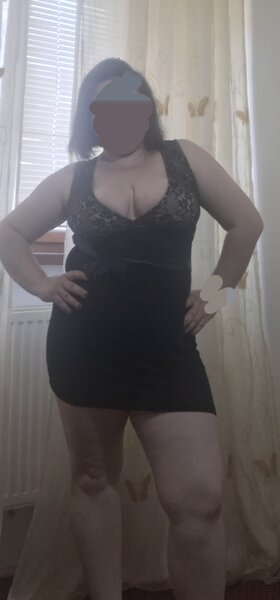 Bruneta, miniona cu forme,