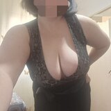 Bruneta, miniona cu forme